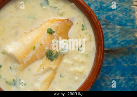 Eine hausgemachte Schüssel mit Cullen Skink. Das Gericht ist schottischer Herkunft und es gibt mehrere Varianten. Dieser wurde mit ungefärbtem geräuchertem Schellfisch, Milch, Po hergestellt Stockfoto