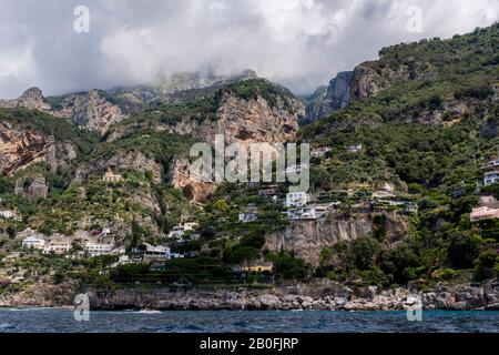 Zerklüftete Ausblicke auf die Amalfiküste, Berge und Meer an einem luftigen Sommertag, Italien Stockfoto