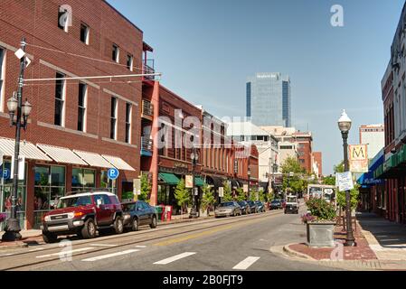 Downtown Little Rock, Arkansas, USA. Straßenlandschaft mit typischen Gebäuden aus redbrickischem Stil. Stockfoto