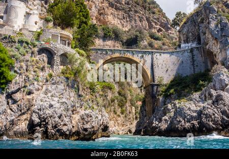 Blick vom Wasser auf Fiordo di Furore mit seinem bunten Bogenstein an der italienischen Amalfiküste Stockfoto