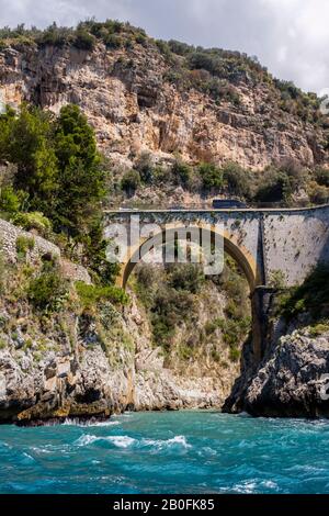 Blick vom Wasser auf Fiordo di Furore mit seinem bunten Bogenstein an der italienischen Amalfiküste Stockfoto