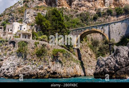 Blick vom Wasser auf Fiordo di Furore mit seinem bunten Bogenstein an der italienischen Amalfiküste Stockfoto