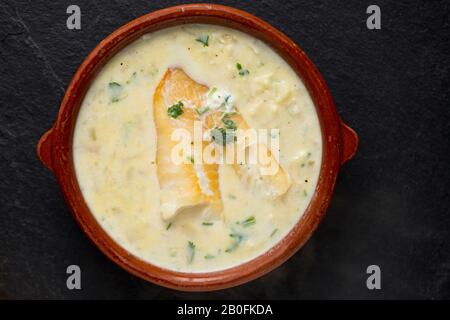 Eine hausgemachte Schüssel mit Cullen Skink. Das Gericht ist schottischer Herkunft und es gibt mehrere Varianten. Dieser wurde mit ungefärbtem geräuchertem Schellfisch, Milch, Po hergestellt Stockfoto