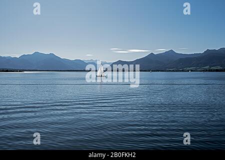 Blick über den chiemsee auf die alpen an einem sonnigen Sommertag Stockfoto