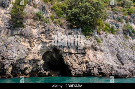 Eine Höhle in den steilen Felswänden der Amalfiküste, Italien Stockfoto