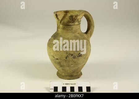 Steingut-Dose mit einem Ohr. Ein Teil des Halses fehlt, die Oberfläche der Schulter ist beschädigt, alte Verklebung. Der Fuß mit Fingerkerben., Kanne, Keramik, Proto-Steinzeug, h: 18,3 cm, Durchmesser: 12,4 cm (inkl. Ohr), lmeb 1190-1250, Niederlande, Limburger, Brunssum, Brunssum Stockfoto