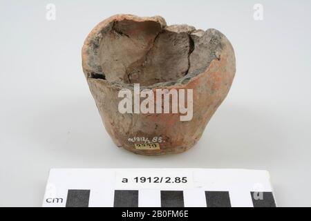 Niederländische Römerzeit, Urne, Fragment, Steingut, handförmig, h, 6,2 cm, Diam, 7,8 cm, roman, Niederlande, Friesland, Súdwest Fryslân, Kimswerd Stockfoto