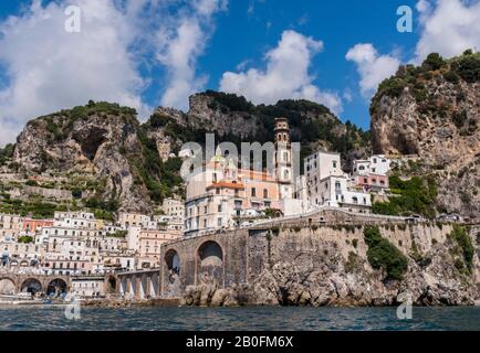 Das Dorf Atrani und das Kollegiat Santa Maria Maddalena von Wasser, Bergen und Himmel im Hintergrund, an der Amalfiküste Italiens Stockfoto