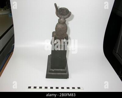 Statue, Isis, Horuskind, Horn, Uraeus, Sonnenscheibe, Bronze, Göttin, Bronze, Höhe: 26,5 cm, Spätzeit (?), Ägypten Stockfoto