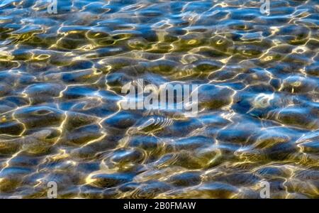 Meeresufer mit sanften Wellen und Mustern von Meeresbrandung und Gezeitenfluss an der Penbryn Beach Cardigan Bay im Südwesten von Wales UK Stockfoto