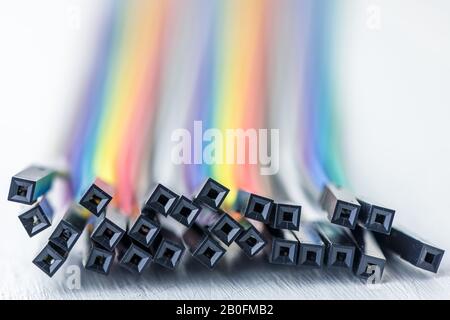 Bunte elektrische Kabel und Kabel, die in Kommunikations-Internet-Kabelnetzen und Computersystemen verwendet werden, abstrakter technischer Hintergrund Stockfoto