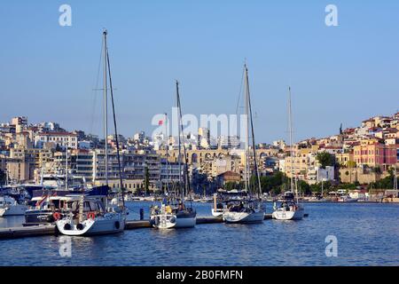 Kavala, Griechenland - 12. Juni 2017: Stadtbild mit mittelalterlichen Aqedukt Kamares, Hafen, Schiffen und Gebäuden in der Stadt in Eastmacedonia Stockfoto