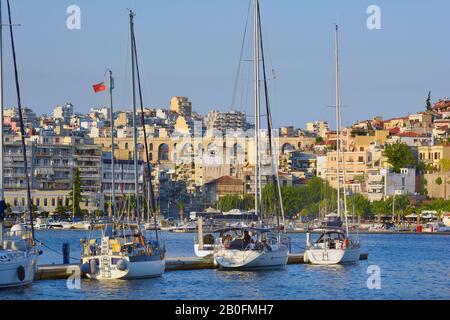 Kavala, Griechenland - 12. Juni 2017: Stadtbild mit mittelalterlichen Aqedukt Kamares, Hafen, Schiffen und Gebäuden in der Stadt in Eastmacedonia Stockfoto