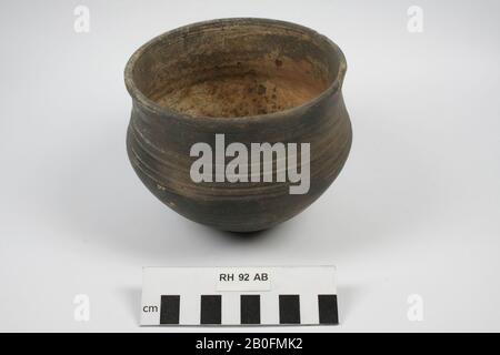 Buckeltopf aus glattwandigen fränkischen Töpferwaren, dekoriert mit horizontalen Rillen. Span vom Rand, Biegestopf, Steingut (glatte Wand) (fränkisch), h: 10,5 cm, Diam: 13 cm, vmea 450-550, Niederlande, Utrechter, Rhenen, Rhenen, Grab 92 Stockfoto