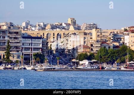 Kavala, Griechenland - 12. Juni 2017: Stadtbild mit mittelalterlichen Aqedukt Kamares, Hafen, Schiffen und Gebäuden in der Stadt in Eastmacedonia Stockfoto