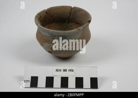 Knicktopf aus glattwandigen Fränkischen, terra nigra-ähnlichen Steingut. Verleimung und Zugabe., Biegestopf, Steingut (glatte Wand) (fränkisch), h: 7,6 cm, Diam: 9 cm, vmeb 500-525, Niederlande, Utrechter, Rhenen, Rhenen, Grab 99 Stockfoto