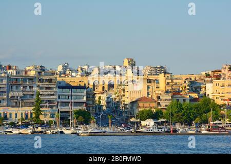 Kavala, Griechenland - 12. Juni 2017: Stadtbild mit mittelalterlichen Aqedukt Kamares, Hafen, Schiffen und Gebäuden in der Stadt in Eastmacedonia Stockfoto