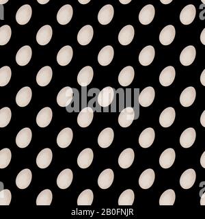 Weiße Eier auf schwarzem Grund. Nahtloses Muster. Horizontal Stockfoto