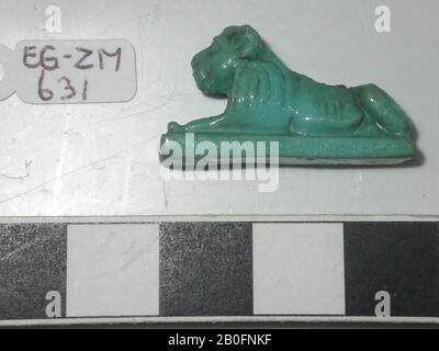 Statue, Löwe, liegend, Amulett, Tier, Faienz, 2,8 cm (1 1 Stockfoto