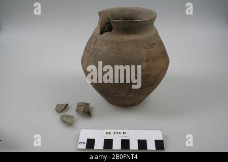 Knicktopf aus glattwandigem, fränkischem Steingut. Ein Teil des Halses fehlt, 3 lose Bruchstücke, Ergänzungen und Risse über den gesamten Topf., Kink, Keramik (glatte Wand) (fränkisch), h: 14,8 cm, Diam: 14 cm, vmeb, Niederlande, Utrechter, Rhenen, Rhenen, Grab 514 Stockfoto