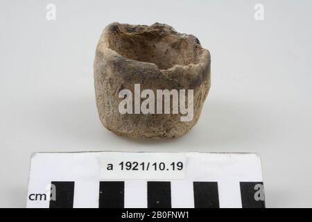 Topf aus handgeformtem Steingut. Der Rand ist beschädigt., Pot, Steingut (handgeformt), h: 5 cm, Diam: 6,2 cm, roman, Niederlande, Friesland, Dongeradeel, Raard Stockfoto