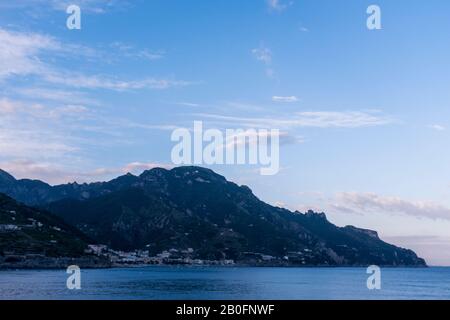 Die zerklüftete Küste der Berge und das Tyrrhenische Meer an der Amalfiküste Italiens Stockfoto