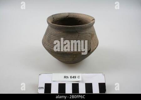 Knicktopf aus glattwandigen, fränkischen Steingut. Alte Verleimung und Zugabe., Biegestopf, Steingut (glatte Wand) (fränkisch), h: 8,9 cm, Diam: 10,5 cm, vmeb 525-700, Niederlande, Utrechter, Rhenen, Rhenen, Grab 649 Stockfoto