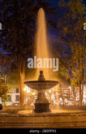 Oaxaca, Mexiko - EIN Brunnen im Park El Llano in der Nacht. Stockfoto