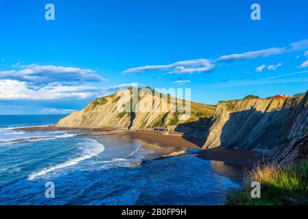 Die Küste von Zumaia an einem klaren Sommertag, Spanien Stockfoto