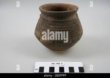 Knicktopf aus glattwandigen, fränkischen Steingut mit einfacher Radmarkendekoration. Verschiedene Verleimen und Ergänzungen., Biegestopf, Steingut (glatte Wand) (fränkisch), h: 11 cm, Diam: 12,5 cm, vmeb, Niederlande, Utrechter, Rhenen, Rhenen, Grab 792 Stockfoto