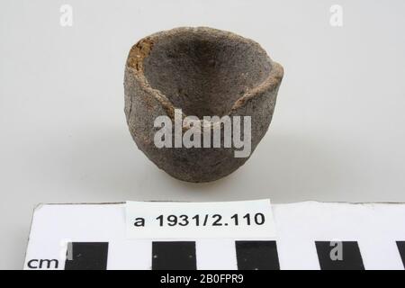 Topf aus handgeformtem Steingut. Der Rand ist beschädigt., Pot, Steingut (handgespritzt), h: 3,3 cm, Diam: 4,3 cm, roman, Niederlande, Friesland, Leeuwarderadeel, Finkum Stockfoto