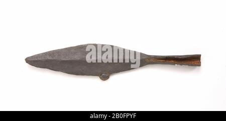 Drei eiförmige Pfeilspitzen mit Wellenhülsen. An den Pfeilspitzen befinden sich noch Lederstücke. Eingetragen unter Grabgeschenken ohne Nummer., Pfeilspitzen (3x), Metall, Eisen, vme 450-750, Niederlande, Utrechter, Rhenen, Rhenen Stockfoto
