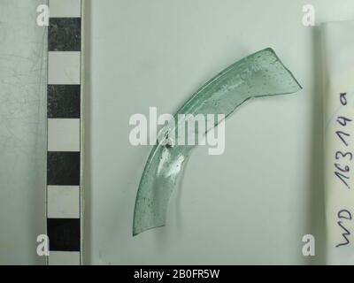 Glasfragment, wahrscheinlich aus Trichterbecher, 1 Schardkante (Abmessungen 6,1 x 1,3 cm), große Luftblasen in Glasmasse, Fragment, Glas, Abmessungen 6,1 x 1,3 cm, vmec 750- 850, Niederlande, Utrechter, Wijk bij Duurstede, Wijk bij Duurstede, Dorestad Stockfoto