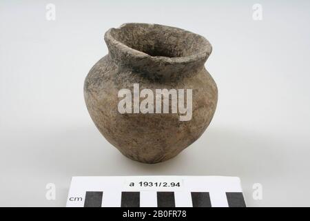 Topf aus handgeformtem Steingut. Der Rand ist leicht beschädigt., Pot, Steingut (handgeformt), h: 8,6 cm, Diam: 9,1 cm, roman, Niederlande, Friesland, Menageradiel, Menaldum Stockfoto