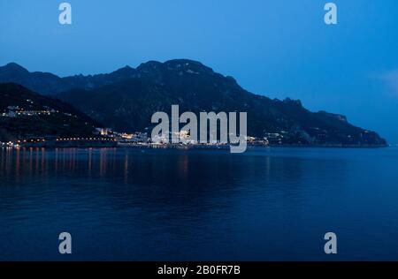 Blaue Stunde an einer Sommernacht entlang der italienischen Riviera der Amalfiküste in Italien Stockfoto