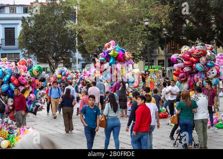 Oaxaca, Mexiko - Händler verkaufen Ballons, Spielzeug und Souvenirs außerhalb der Kathedrale von Oaxaca im Zentrum der Stadt. Stockfoto