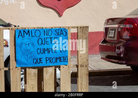 Oaxaca, Mexiko - EIN Protestzeichen bei einer Straßenbesetzung fordert den mexikanischen Präsidenten Andrés Manuel López Obrador (AMLO) auf, seine Versprechen zu erfüllen. Stockfoto