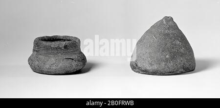 Knitterchen aus grauer hartgebackener Erde, von der Unterseite des Rundbodens. Mögliche Schmelztiegel für Metall, in einem gleich sind noch Spuren von Kupfergrün über., Crucible, Schimmel, Keramik, Höhe: 3,8 cm, vmec 725-900, Niederlande, Utrechter, Wijk bij Duurstede, Wijk bij Duurstede, Dorestad Stockfoto