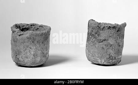 Von der Unterseite des Rundbodens knistern graue, hartgebackene Erde. Mögliche Schmelztiegel für Metall, in einem sind Spuren von Kupfergrün. Mit Verleimung. Ein Teil der Mauer fehlt, Tiegel, Schimmel, Steingut (feuerfest), h: 8,3 cm, Diam: 6,9 cm, vmec 750-850, Niederlande, Utrechter, Wijk bij Duurstede, Wijk bij Duurstede, Dorestad Stockfoto