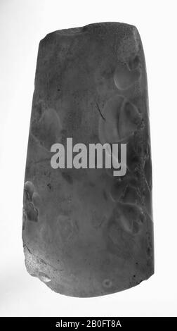 Enghalsige Feuersteinaxt mit rechteckigem Querschnitt, Axt, Stein, Feuerstein, 12,7 x 6 cm, Vorgeschichte -3400 Stockfoto