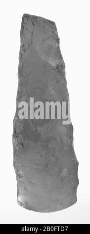 Neolitische Axt aus rechteckigem Querschnitt, aus grauem Feuerstein, Axt, Stein, Feuerstein, 17,4 cm, Vorgeschichte -3400 Stockfoto