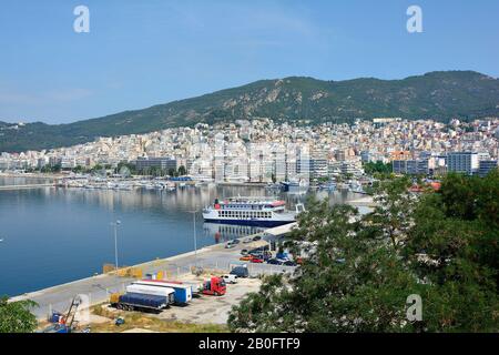 Kavala, Griechenland - 15. Juni 2017: Stadtbild mit Hafen, Fracht- und Passantenterminal und Fähre in der Stadt am ägetischen Meer Stockfoto