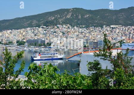 Kavala, Griechenland - 15. Juni 2017: Stadtbild mit Hafen und Fähre in der Stadt am ägetischen Meer Stockfoto