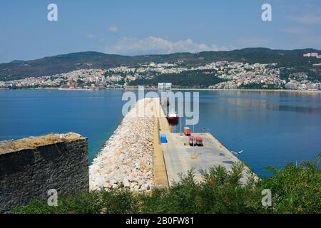 Griechenland, Kavala, Schiffe auf Pier im Hafen an der ägeischen See Stockfoto