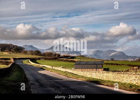 Die A5092 schlängelt sich durch Lowick und weiter in Richtung Furness Fells oberhalb von Coniston Water. Fujifilm X-T3, Fujinon 18-55 f2.8-4.0 @ 55 mm, f=10, 1/ Stockfoto