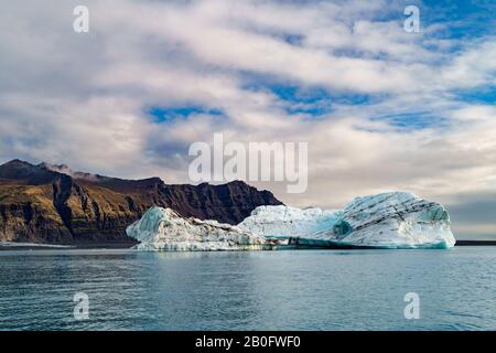 Gletscher mit dem Gebirge unter dem blauen Himmel, Island Stockfoto