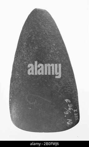 Grauer Steinmeißel, an einem Ende zugespitzt, am Rand scharf, Axt, Stein, Länge: 9 cm, prähistorische -4000 Stockfoto