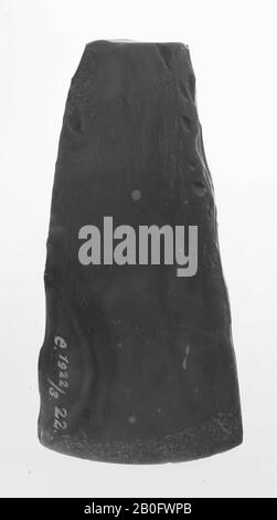 Polierte Steinaxt mit rechteckigem Querschnitt, Axt, Stein, Feuerstein, 8,5 cm, prähistorische -4000 Stockfoto