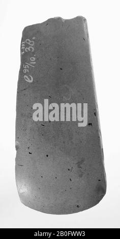 Meißel aus grauem Jaspis, fein zugespitzt und scharf am Rand, Axt, Stein, Feuerstein, Länge: 11,8 cm, prähistorische -4000 Stockfoto