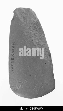 Länglicher Meißel, scharf am Rand von grauem Schiefer, Axt, Stein, Länge: 11,7 cm, Vorgeschichte -4000 Stockfoto